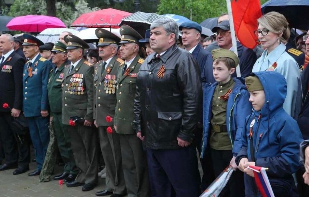 Возложение цветов к мемориалу «Вечный огонь славы» в память о воинах, погибших на фронтах Великой Отечественной войны.